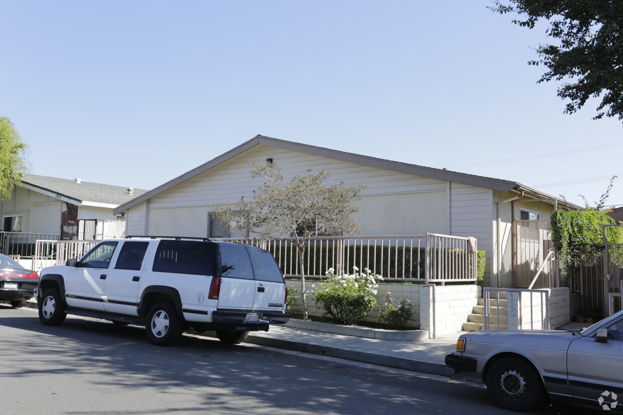 Primary Photo - 17422 Queens Ln