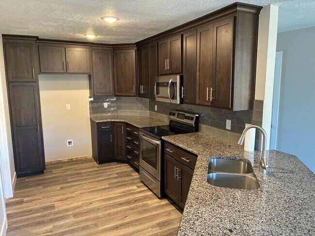 Foto del edificio - Beautiful 3 bedroom, 2 bath, 2 car garage duplex in Ozark! Spacious, granite with open / split be...