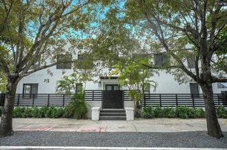 Building Photo - 638 SW 21st Ave