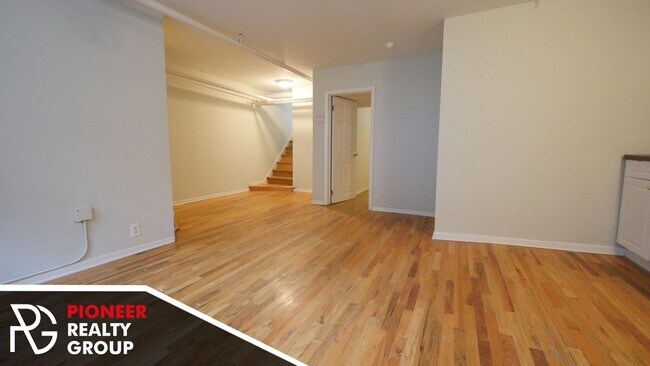 Building Photo - 654 W Cornelia Ave