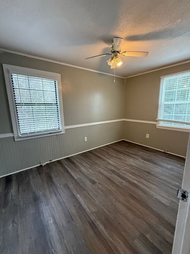 Building Photo - Cozy 3 Bedroom/1 Bath Home