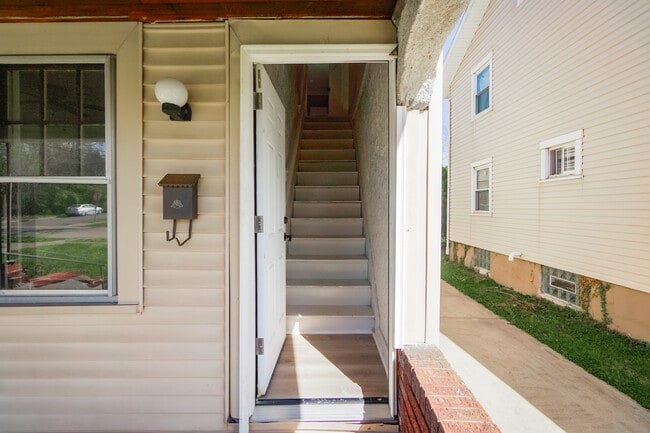 Building Photo - 1258 Catalpa Dr