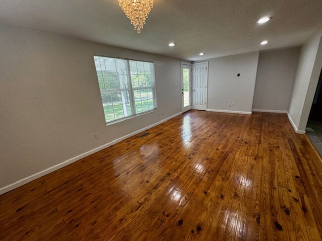 Building Photo - 4Bedroom 3 Bath house on level privet lot