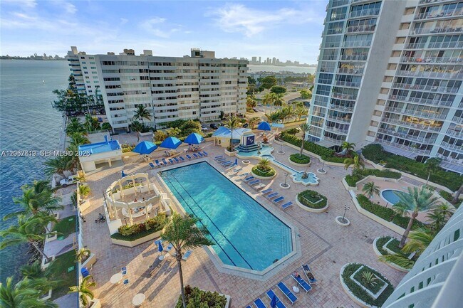 Foto del edificio - 7601 E Treasure Dr