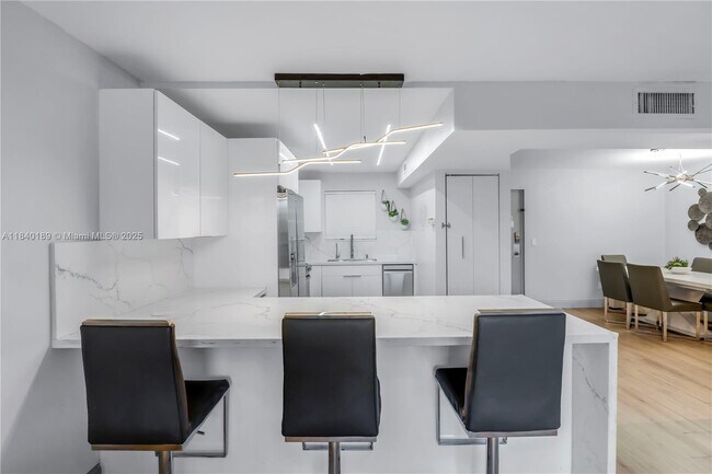 Foto del edificio - 3285 Foxcroft Rd