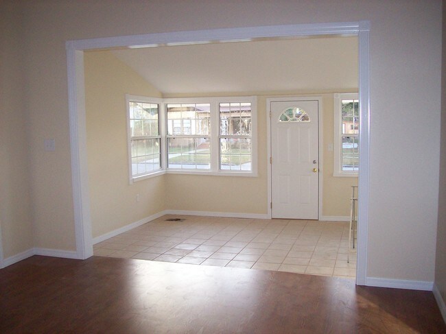 Living Area - 414 N Joanna Ave