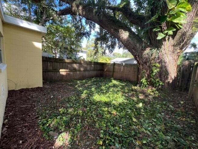 Building Photo - 2 Bedroom, 1 Bathroom Renovated and Ready ...