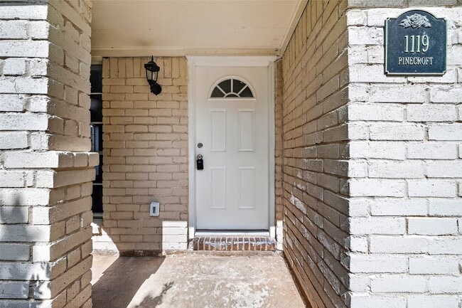 Building Photo - 1119 Pinecroft Dr