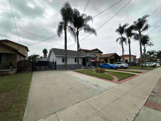 Building Photo - 1229 N Lagoon Ave