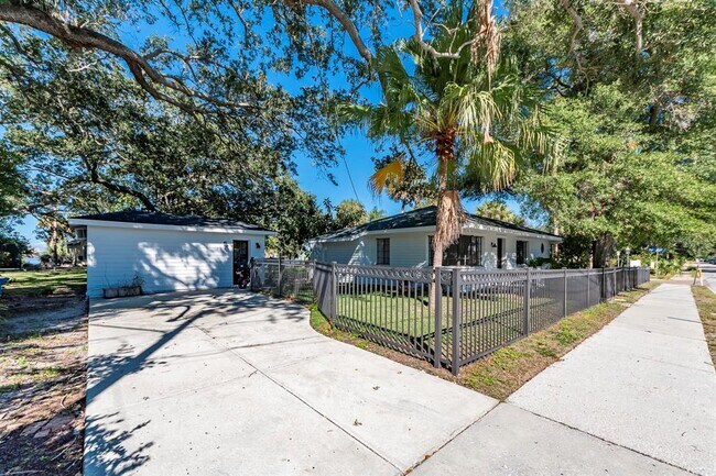Building Photo - 1104 N Osceola Ave