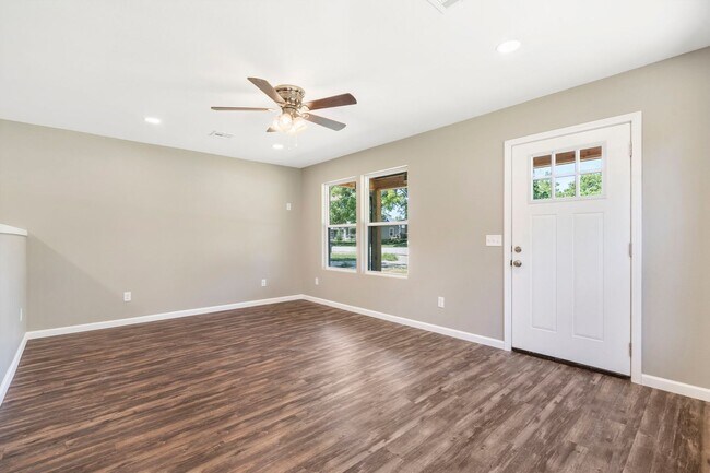 Building Photo - 2 Bedroom | 1 Bathroom |  955 Square Feet ...