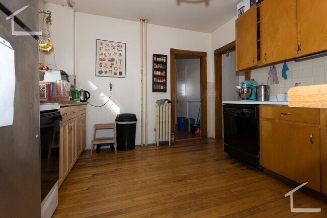 Foto del edificio - Oak Sq. Location, Parking Included, Eat-in...