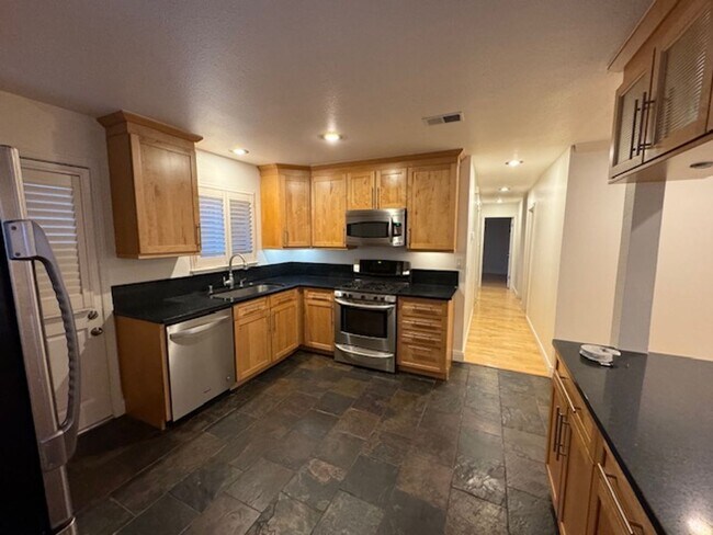 Building Photo - Beautiful 3 Bedroom House Available Soon!