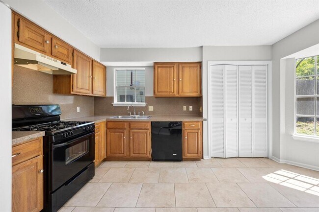 Building Photo - 2304 Silver Spur Dr