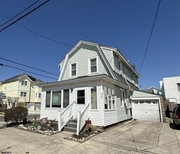 Building Photo - 135 N Avolyn Ave