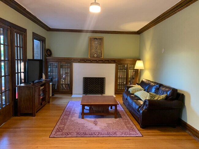 Large living room - 1032 W Loyola Ave