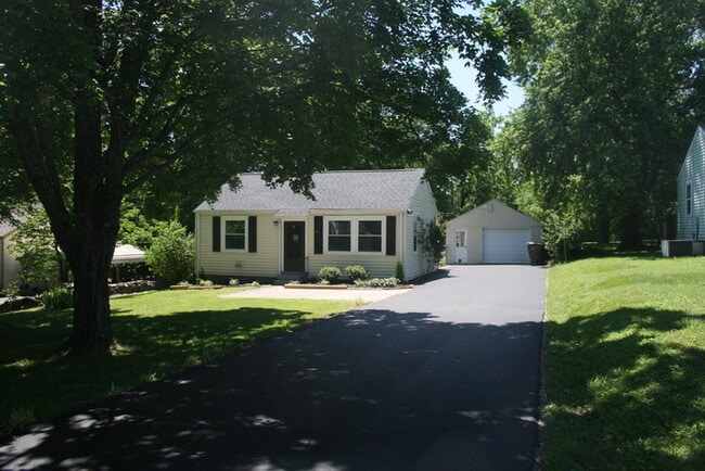 Building Photo - 2833 Colonial Cir