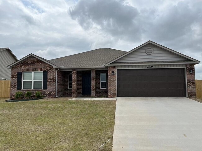 Building Photo - 2309 Pinewood Ave