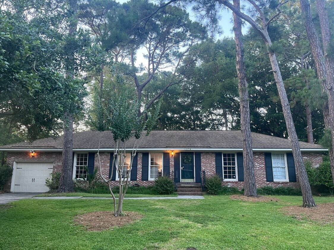 Foto principal - Charlestown Estates Home For Rent!