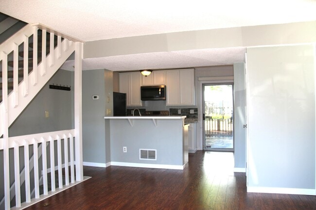 Foto del edificio - 4885 Stoneybrook Blvd