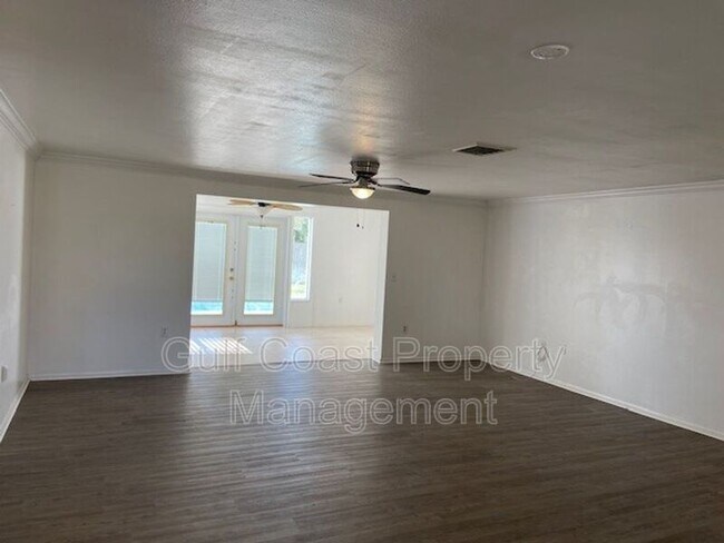 Building Photo - 2250 Sandlewood Dr