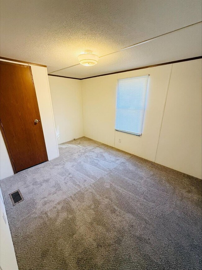 Foto del edificio - 1066 Worthville Rd