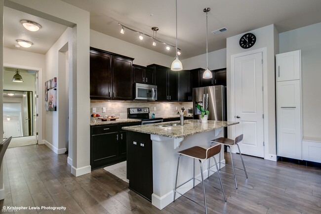 Foto del edificio - 3 br, 2 bath Condo - 303 Inverness Way Sou...