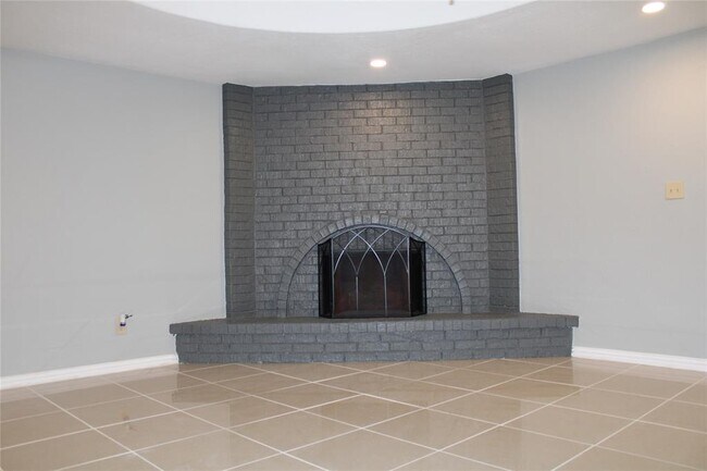 Foto del edificio - 6239 Hollow Pines Dr