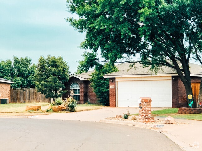 Building Photo - 6104 7th Dr