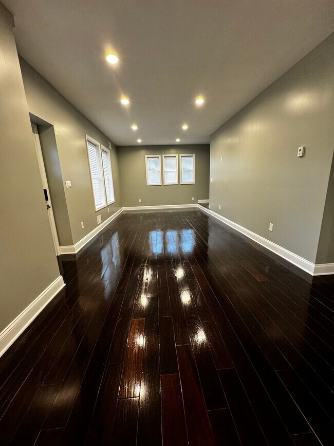 Building Photo - 211 Midway Ave