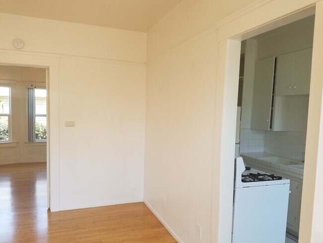 Building Photo - Delightful 1 Bedroom in University Heights!