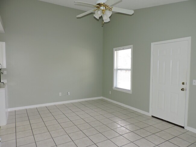 Foto del edificio - 5931 Pinetree Ave