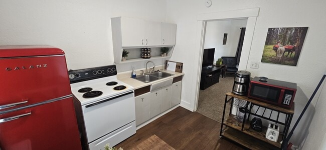 Building Photo - 1015 Pine Ave