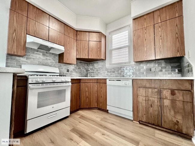 Building Photo - 2 bedroom in MASPETH NY 11378