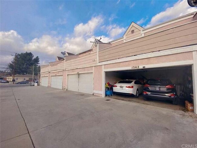 Foto del edificio - 1362 W Orange Grove Ave