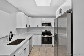 Building Photo - 1037 W 28th St