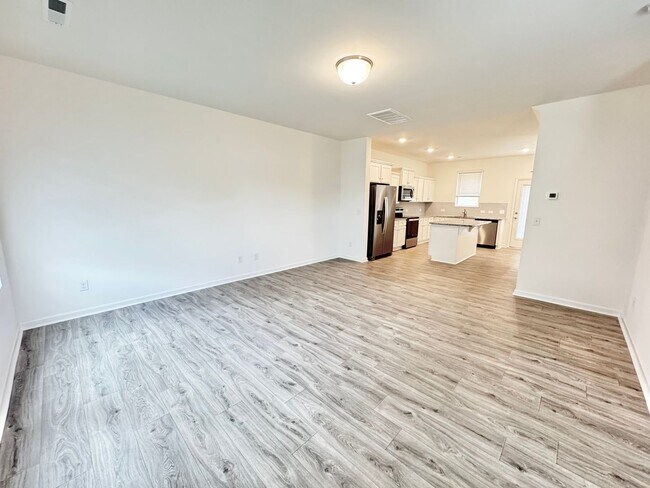 Foto del edificio - 3 br 2.5 ba townhome AVAILABLE AUGUST 20TH...