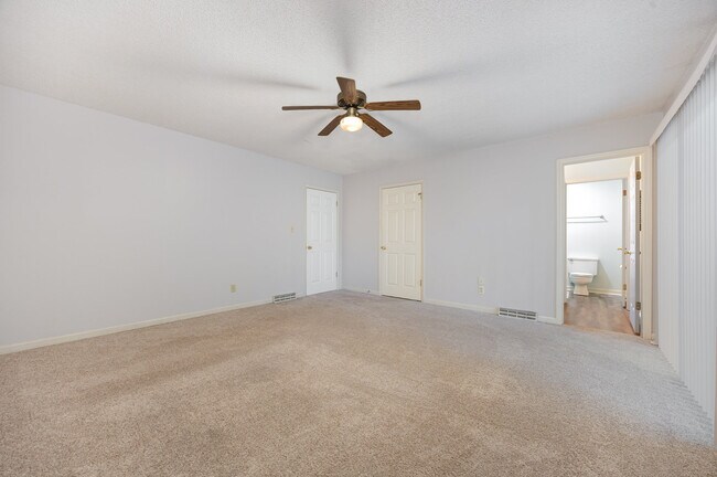 Foto del edificio - 229 Creekwood Dr