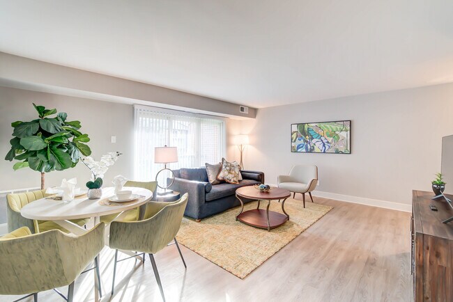 Sala de estar/comedor recientemente renovada con pisos estilo madera. - Creekside Village I