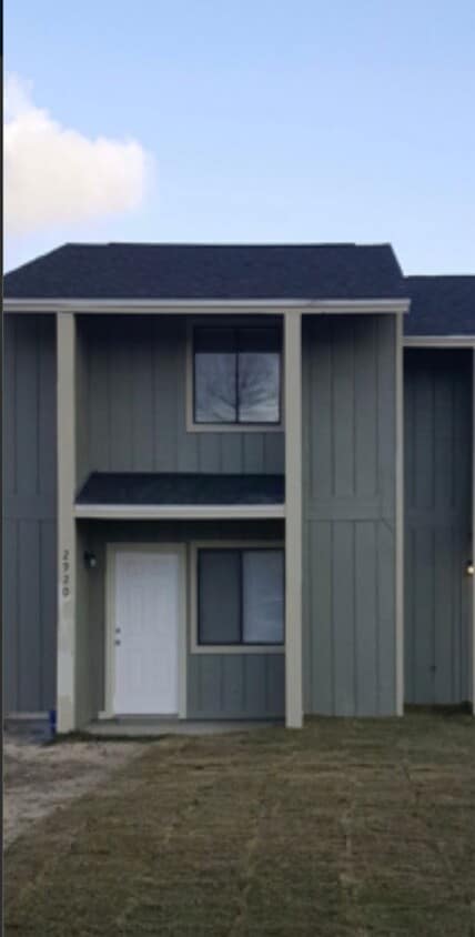 Foto principal - COMPLETELY UPDATED 2 Bedroom 1.5 bath town...