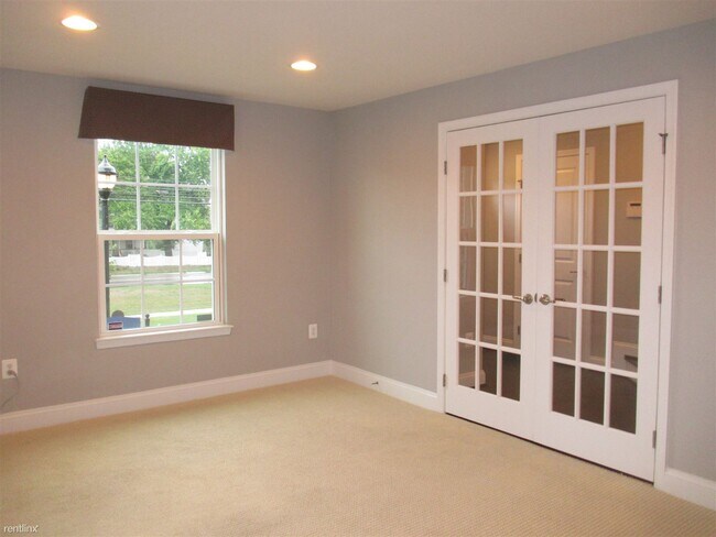 Building Photo - 3 br, 2.5 bath Townhome - 601 Waveland Ave