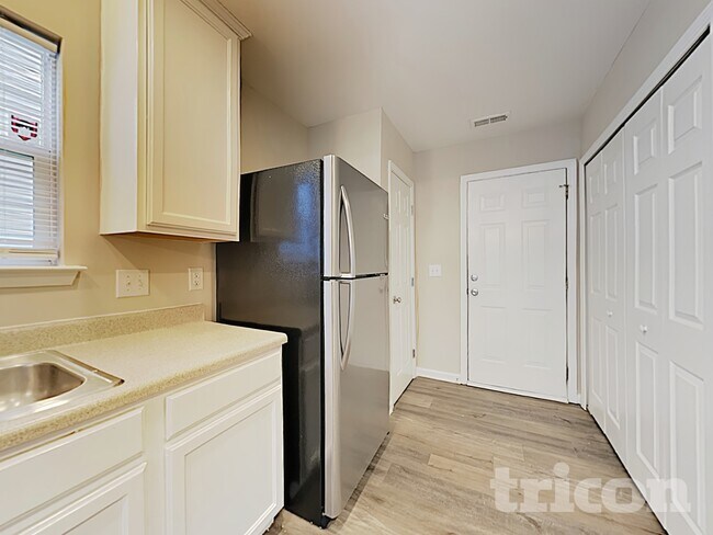 Foto del edificio - 4008 Laurel Glen Dr