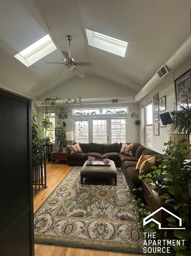 Foto del edificio - 1627 W Grand Ave