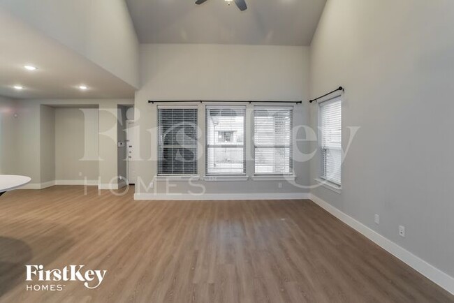 Building Photo - 2516 Elm Pl