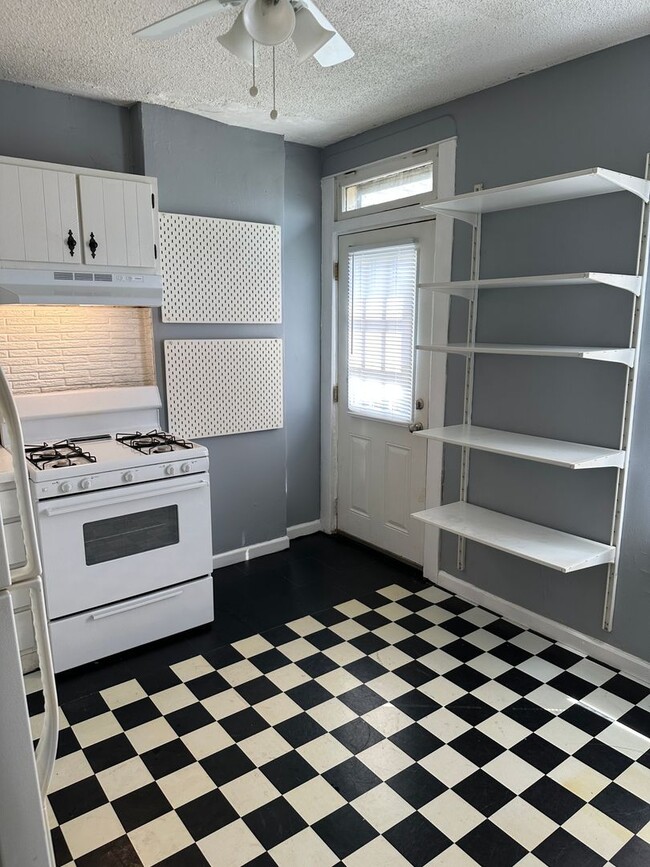 Building Photo - Quiet 1 Bedroom Home - Bevo Mill