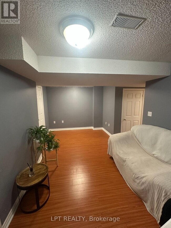 Building Photo - 33 Kenborough Ct