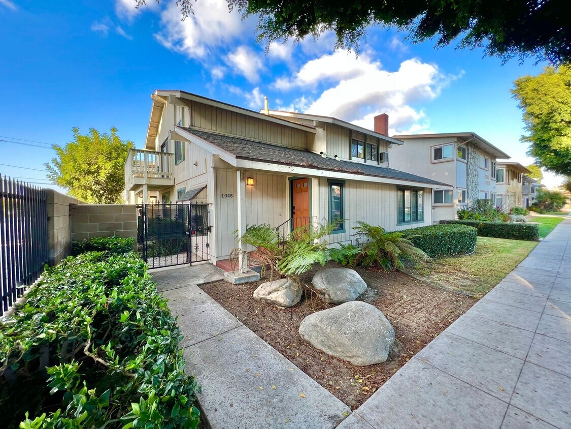 Primary Photo - Alamitos Beach 2 Bedroom Condo - Close to ...