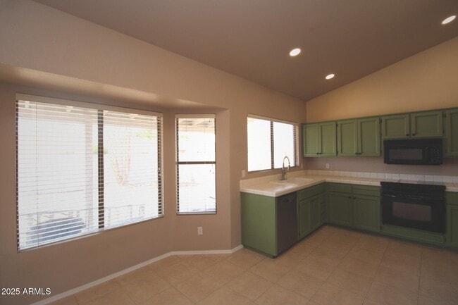 Building Photo - 10879 E Kalil Dr