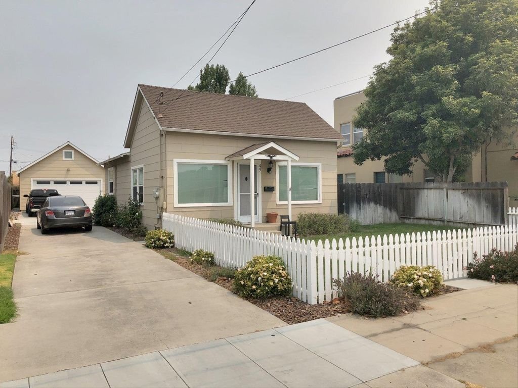 Primary Photo - Charming 3 BR 1 BA On Large Lot!