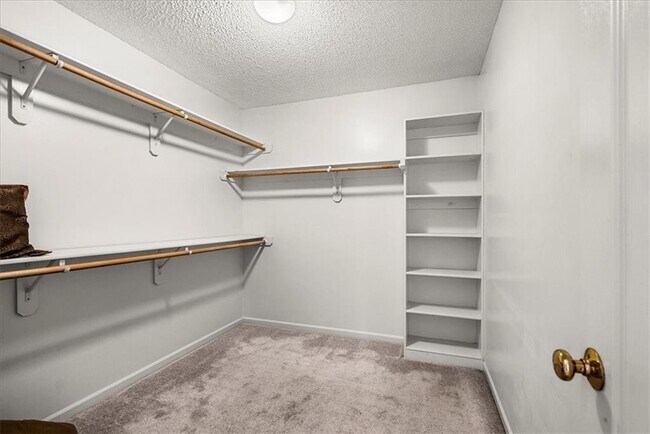 Foto del edificio - 15557 Floyd St